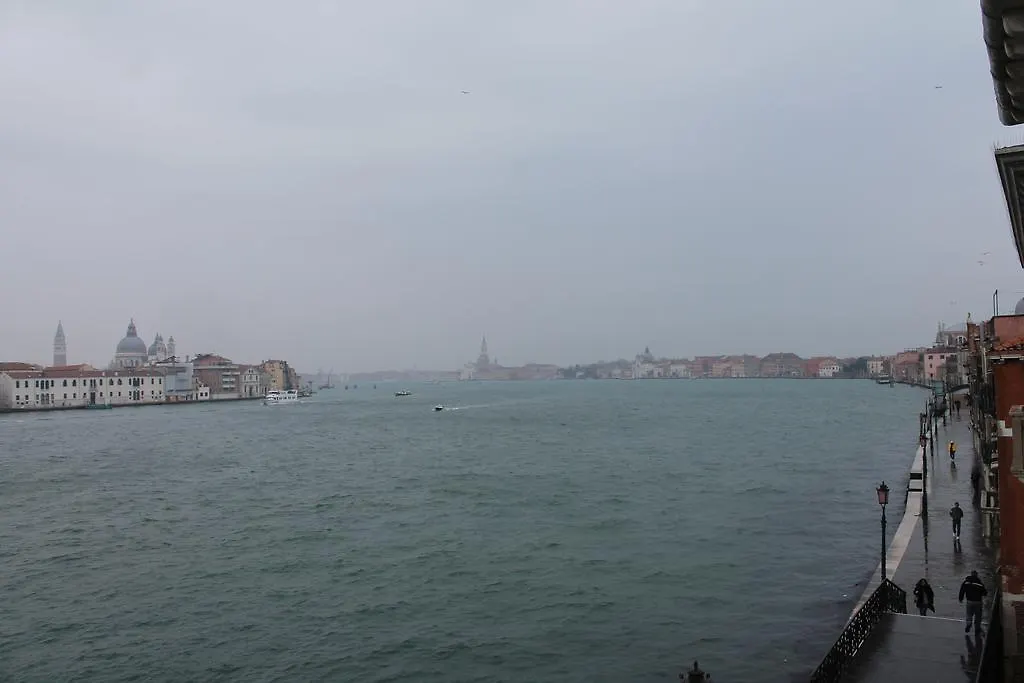 Apartment Lovely Canal View Venice