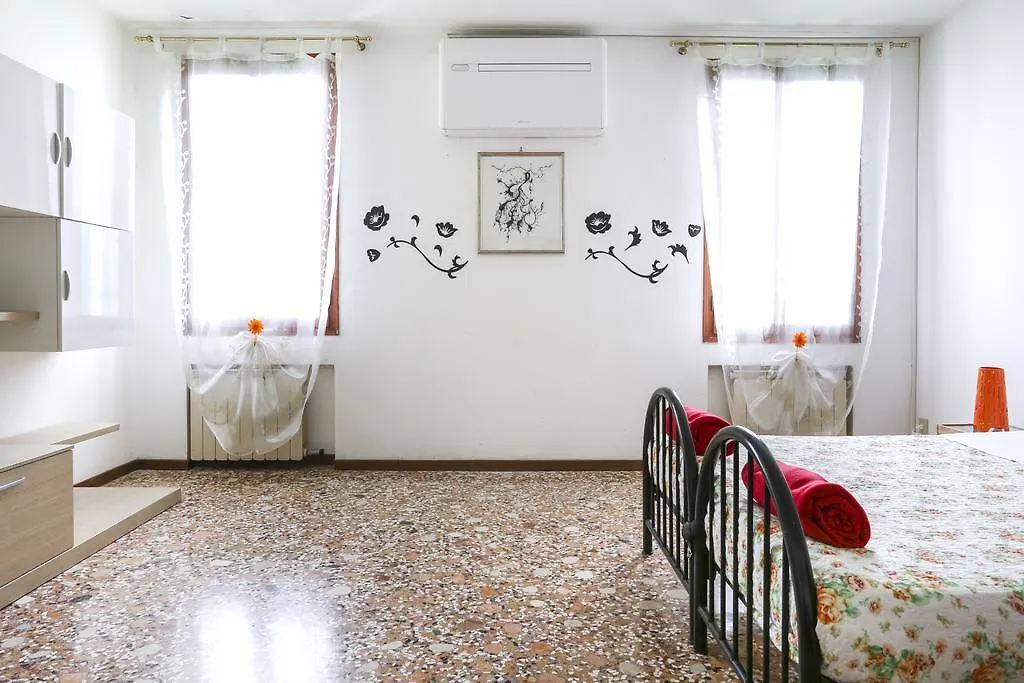 Lovely Canal View Venice Apartment