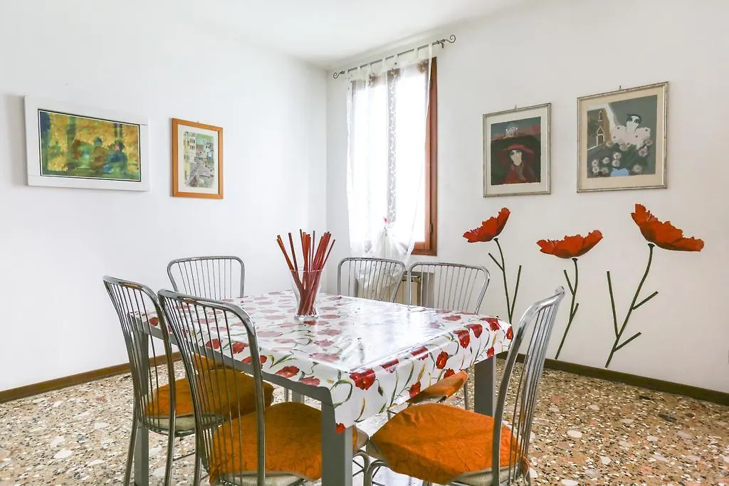 Apartment Lovely Canal View Venice Italy