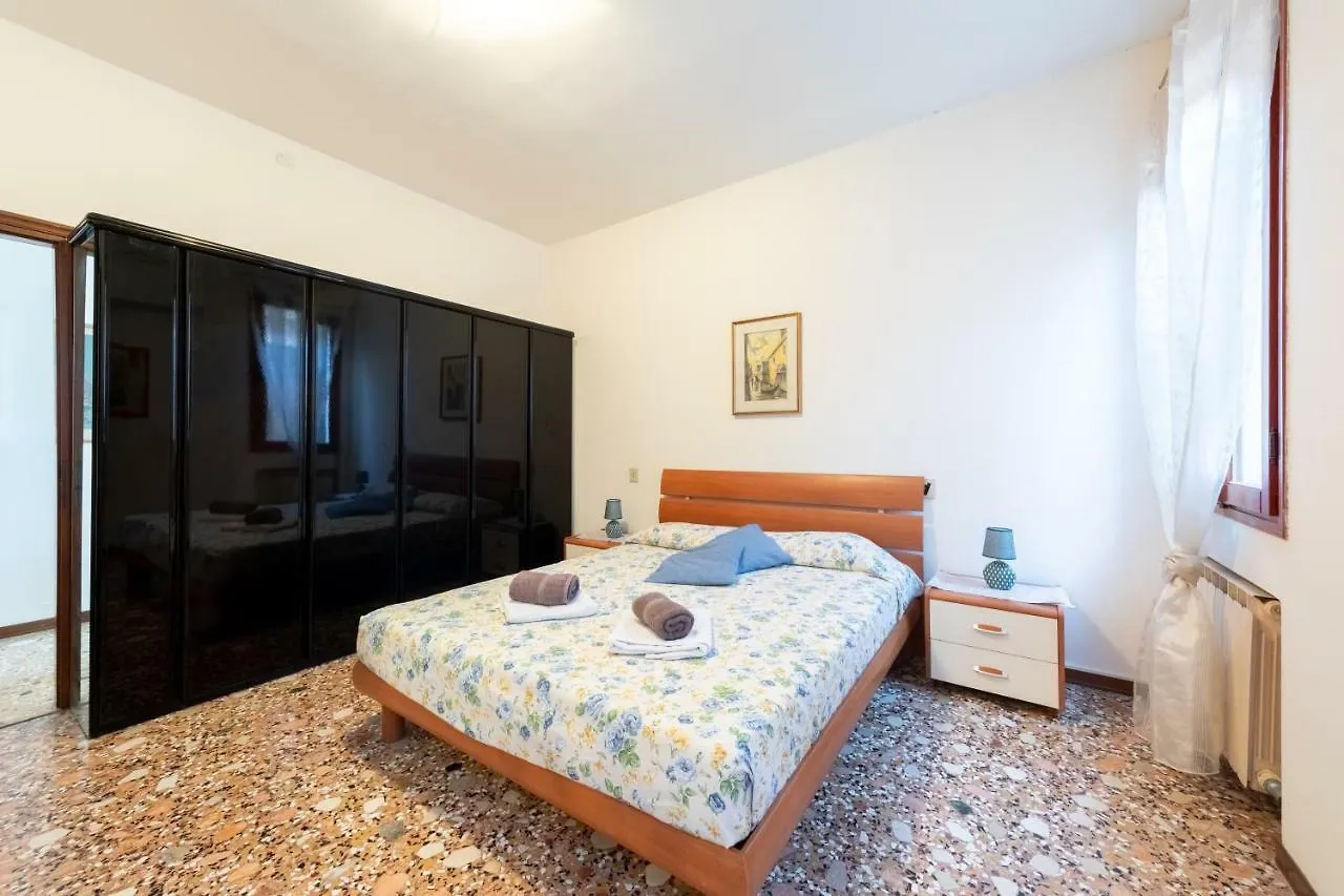 Lovely Canal View Venice Apartment